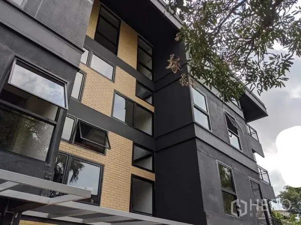 สำนักงาน ให้เช่า - อาคารโลว์ไรส์สไตล์โมเดิร์น โทนดำตัดอิฐ พร้อมช่องหน้าต่างเปิดได้และระเบียง