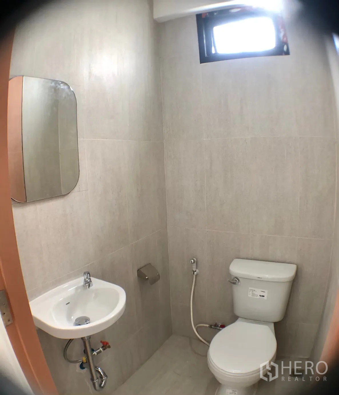 带办公室的家 出租在Phra Khanong, Bangkok - 紧凑卫浴，含坐便器、挂墙式洗手盆与浅色瓷砖。