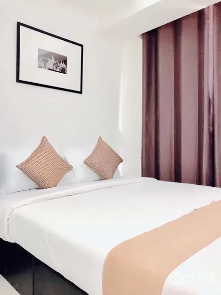 คอนโด ให้เช่าหรือขายในKhlong Toei, Bangkok - ห้องนอนอบอุ่น ชุดเครื่องนอนสีขาว ผ้าห่มสีน้ำตาล และผ้าม่านทึบ