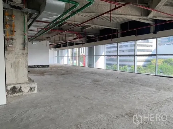 พื้นที่ขายปลีก ให้เช่า - ยูนิตเปิดโล่ง มองเห็นวิวเมืองและต้นไม้ผ่านกระจกเต็มบาน พร้อมงานระบบที่เตรียมไว้