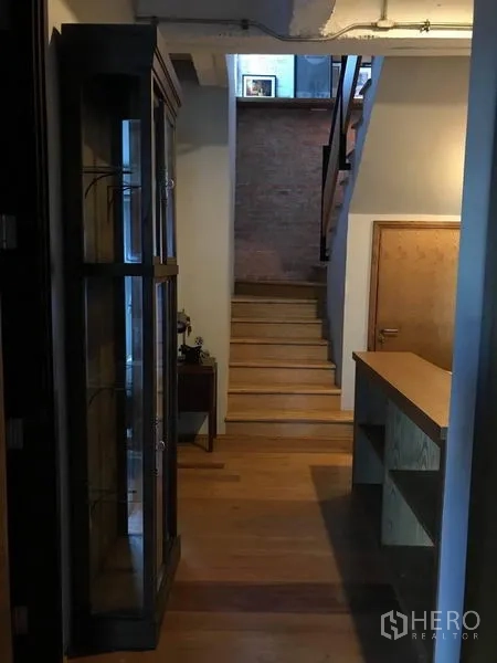 ทาวน์เฮาส์ ขายในWang Thonglang, Bangkok - บันไดและโถงทางเดินโชว์งานระบบบนเพดาน บันไดไม้ และตู้โชว์