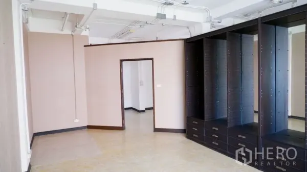 สำนักงาน ให้เช่าในWatthana, Bangkok - พื้นที่มุมสำนักงาน มีประตูเชื่อมและชั้นบิวท์อินสูง ผนูสีเอิร์ธโทน เดินสายไฟโชว์