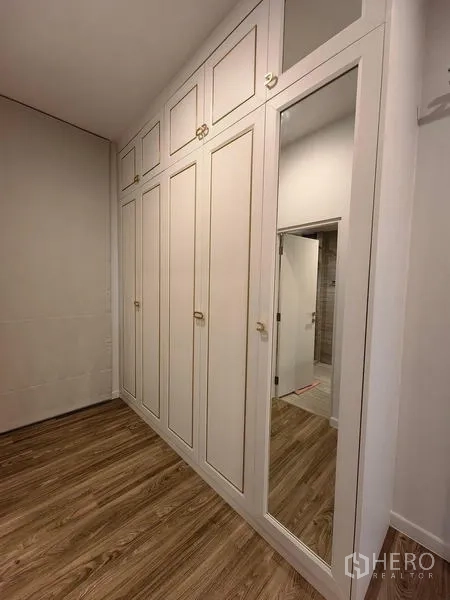 独立式住宅 出租在Bang Kapi, Bangkok - 内置白色衣柜与全身镜的更衣区