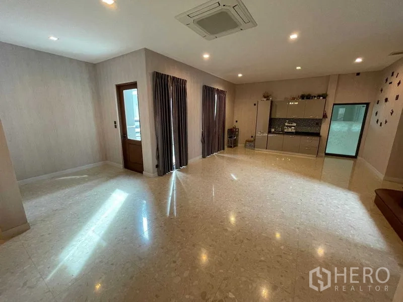 Detached House for sale in Mueang Samut Prakan, Samut Prakan - Bright multipurpose room with glossy floors, floor-to-ceiling curtains and built-in pantry cabinets.
