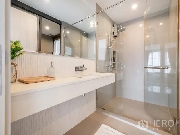 公寓 出售在Khlong Toei, Bangkok - 现代浴室，长台盆、大镜面与玻璃淋浴间。