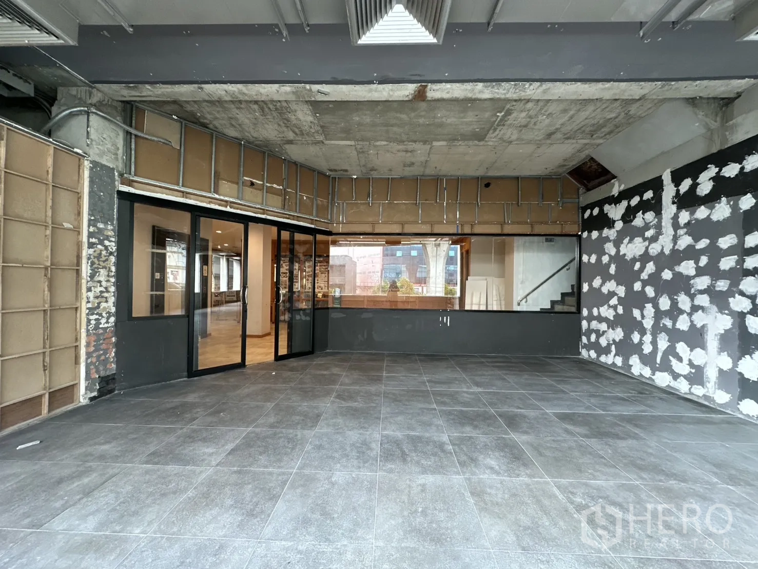 Retail Space for rent in Watthana, Bangkok - Front zone with sliding glass entry and corridor-facing display glass.