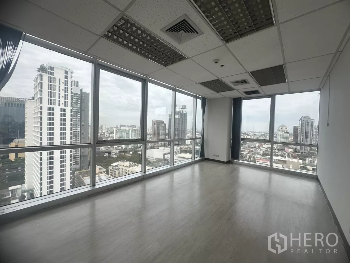 办公空间 出租在Khlong Toei, Bangkok - 会议室，环绕落地玻璃窗框出城市天际线