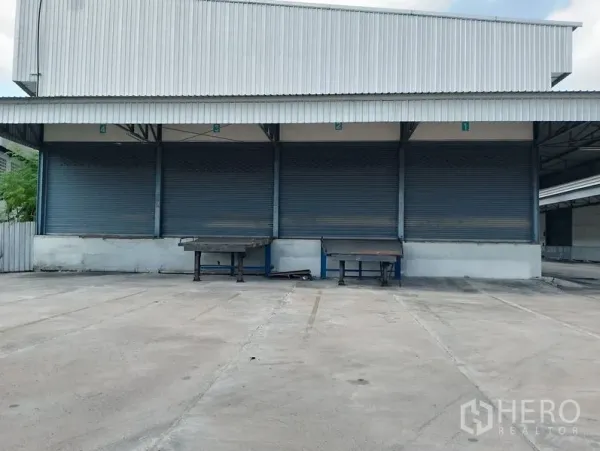 คลังสินค้า ให้เช่าในBang Phli, Samut Prakan - ท่าขนถ่ายภายนอกสามช่อง ประตูม้วนปิด พร้อมแท่นโหลด