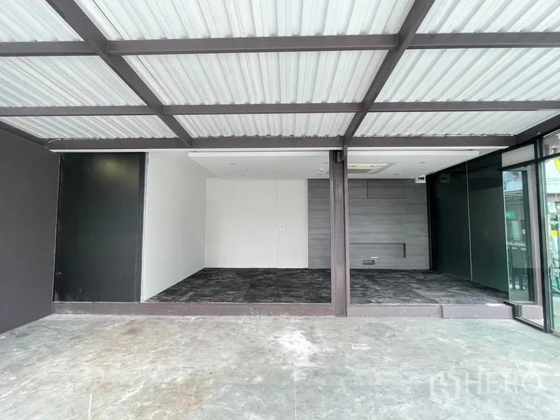 办公空间 出租在Bang Na, Bangkok - 抬高地毯工作区，吊顶嵌入式空调与灰色饰面墙，玻璃隔断