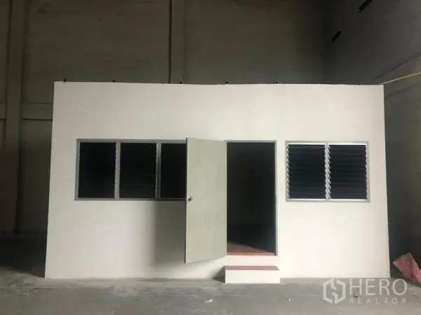 货栈 出租在Pathum Thani - 仓库内独立办公室模块，配两扇窗和两处门洞。