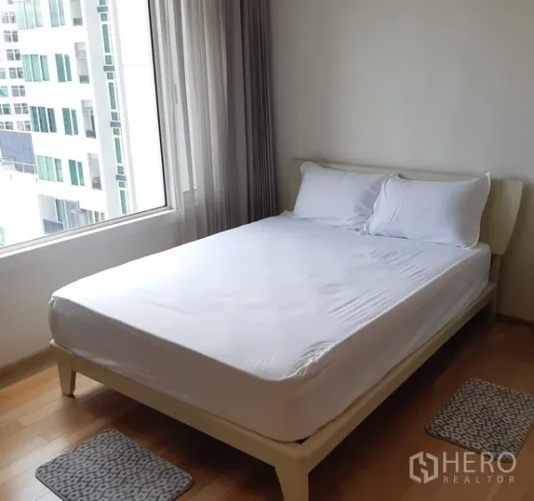 คอนโด ให้เช่าในKhlong Toei, Bangkok - ห้องนอนอบอุ่น เตียงคู่ หน้าต่างบานใหญ่ มุมมองเมือง ในคอนโด 1 ห้องนอน