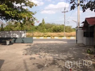 คลังสินค้า ให้เช่าในBan Chang, Rayong - ทางเข้าออกมีกำแพงและประตูรั้ว ลานคอนกรีตกว้างติดถนนด้านหน้าและมีต้นไม้รายรอบ