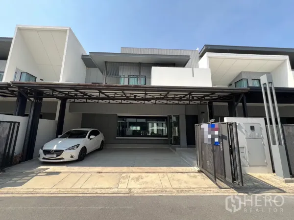 Detached House for rent in Bang Phli, Samut Prakan - Modern two-storey detached house facade with wide covered carport and sliding gate in Bang Phli.