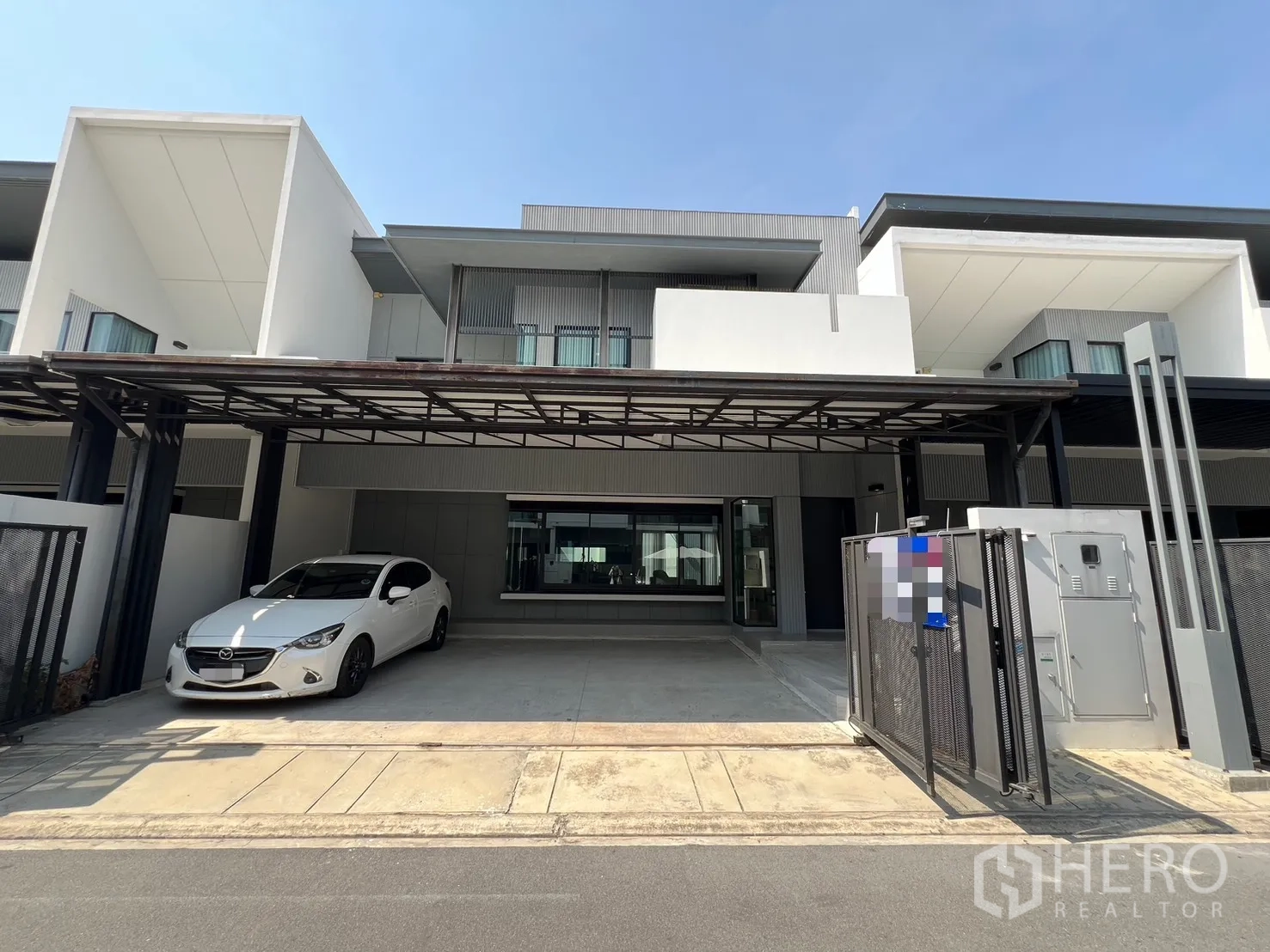 Detached House for rent in Bang Phli, Samut Prakan - Modern two-storey detached house facade with wide covered carport and sliding gate in Bang Phli.
