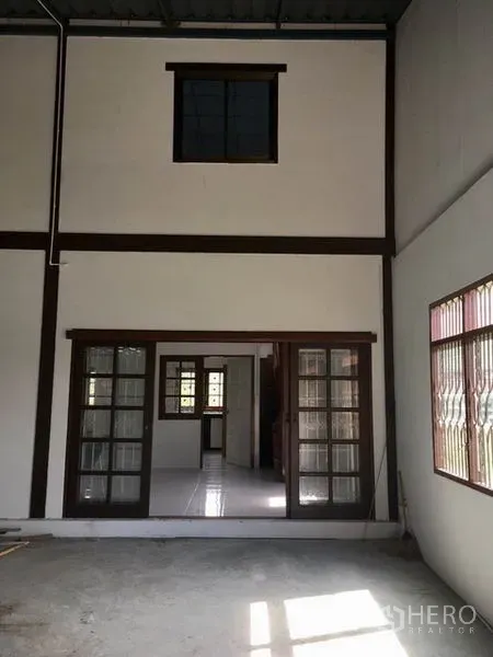 คลังสินค้า ให้เช่าในLam Luk Ka, Pathum Thani - โถงโล่งเพดานสูง ประตูกระจกบานเลื่อนและหน้าต่างเชื่อมต่อระหว่างโกดังกับออฟฟิศ.