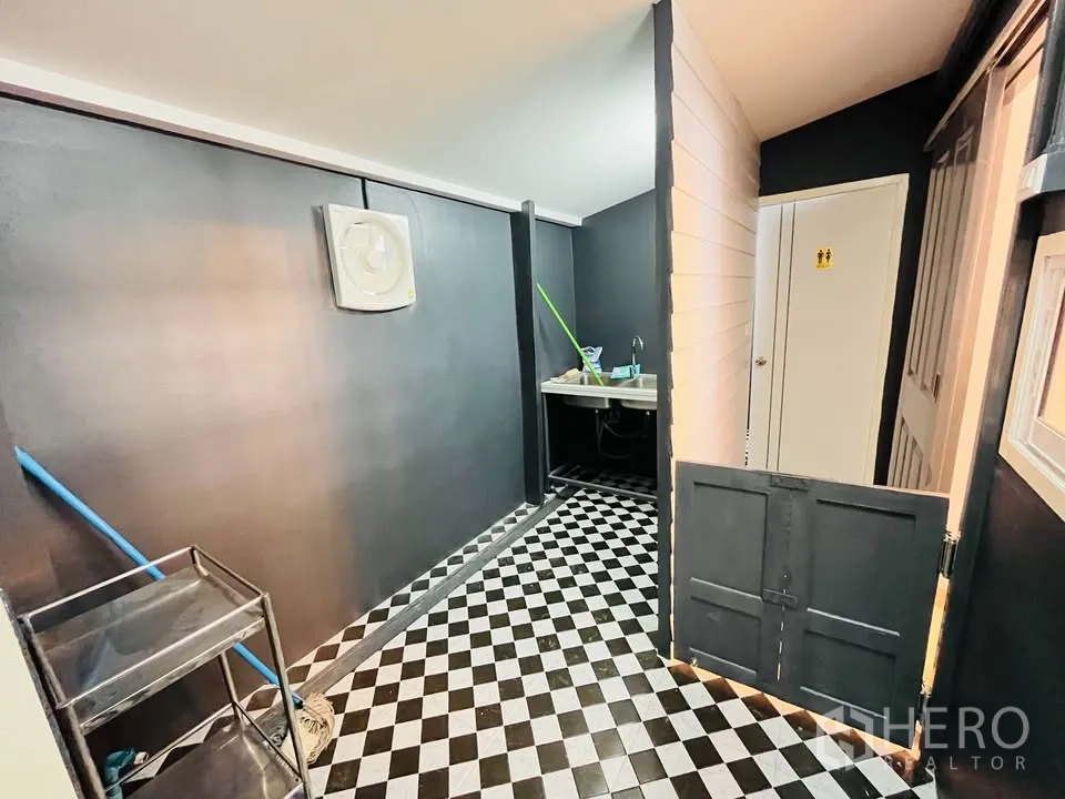 บ้าน ให้เช่า - โซนเซอร์วิสพื้นลายหมากรุก มีอ่างล้างและชั้นวางของ เชื่อมไปห้องน้ำ