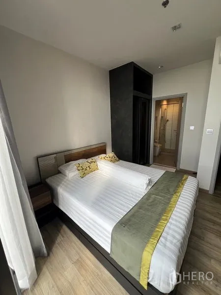 公寓 出租在Chatuchak, Bangkok - 客厅另一视角，圆形餐桌与绿植点缀。