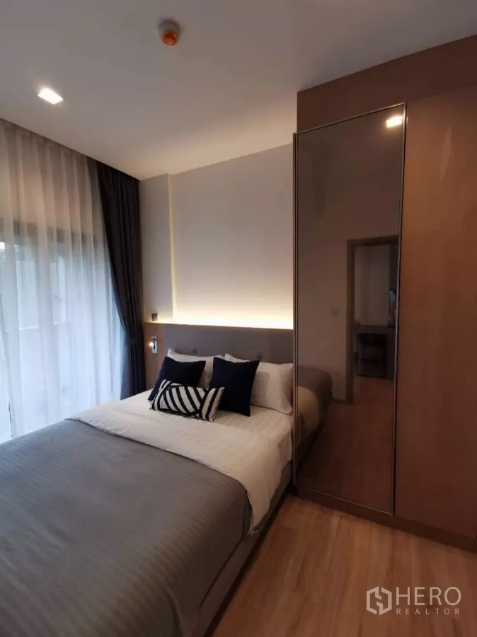 คอนโด ให้เช่าในWatthana, Bangkok - ห้องนอนอบอุ่น เตียงควีน ตู้เสื้อผ้าบานกระจก และผ้าม่านโปร่ง