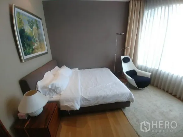 คอนโด ให้เช่าหรือขายในWatthana, Bangkok - ห้องนอนใหญ่ หน้าต่างบานใหญ่ เก้าอี้พักผ่อน ผ้าม่านโปร่ง และพื้นไม้