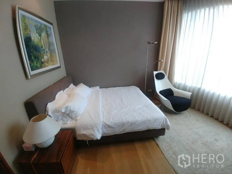 คอนโด ให้เช่าหรือขายในWatthana, Bangkok - ห้องนอนใหญ่ หน้าต่างบานใหญ่ เก้าอี้พักผ่อน ผ้าม่านโปร่ง และพื้นไม้