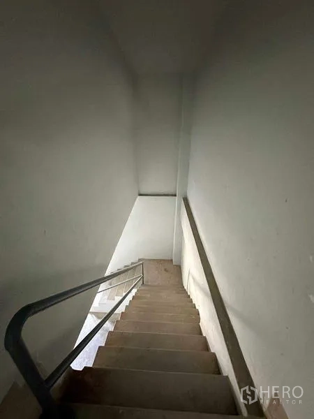 คลังสินค้า ให้เช่าในMueang Samut Sakhon, Samut Sakhon - บันไดภายในพร้อมราวเหล็ก ลงสู่พื้นที่โกดัง