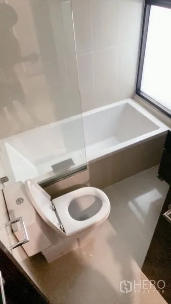 คอนโด ให้เช่าหรือขายในSathon, Bangkok - ห้องน้ำสมัยใหม่พร้อมอ่างอาบน้ำ กั้นกระจก และหน้าต่าง