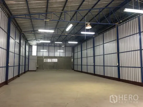 คลังสินค้า ให้เช่าในBang Kapi, Bangkok - พื้นที่โกดังโล่งไร้เสากลาง หลังคาโครงถักเหล็ก ผนังเมทัลชีท ไฟฟลูออเรสเซนต์ และประตูโหลดด้านหลัง