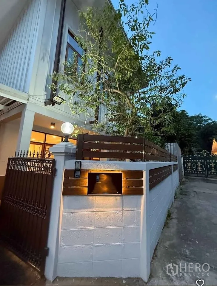 บ้าน ให้เช่าในKhlong Toei, Bangkok - ภาพภายนอกช่วงเย็น มุมกำแพงบ้าน ไฟติดผนังส่องสว่าง และประตูเหล็ก