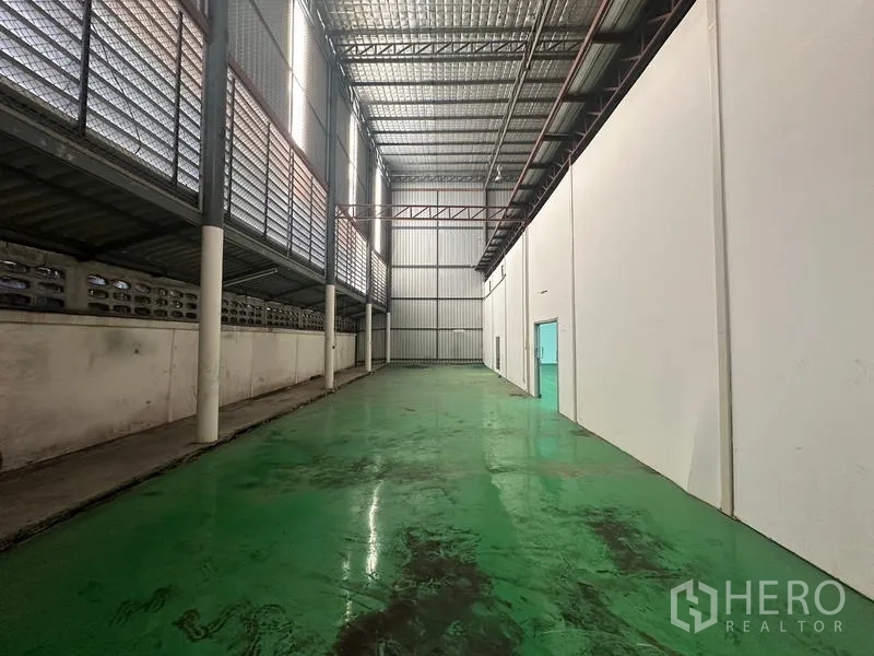 คลังสินค้า ให้เช่าในSuan Luang, Bangkok - พื้นที่ขนถ่ายสินค้าคลุมหลังคา ผนังระบายอากาศ เพดานสูง