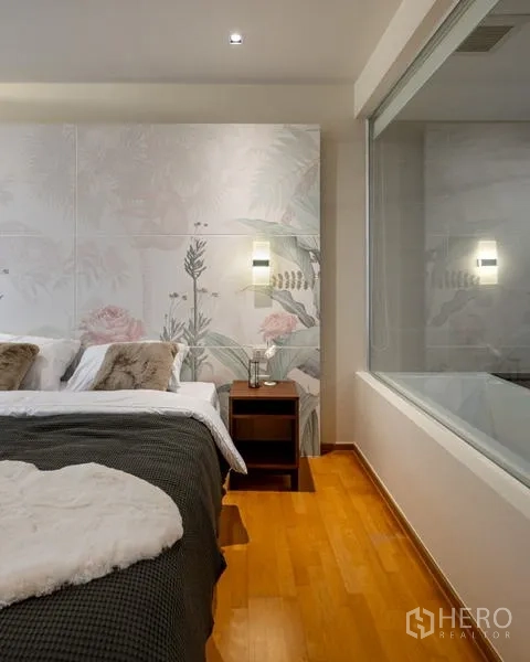 公寓 出售 - 卧室一角，花卉主题背景墙与通往卫浴的玻璃窗。