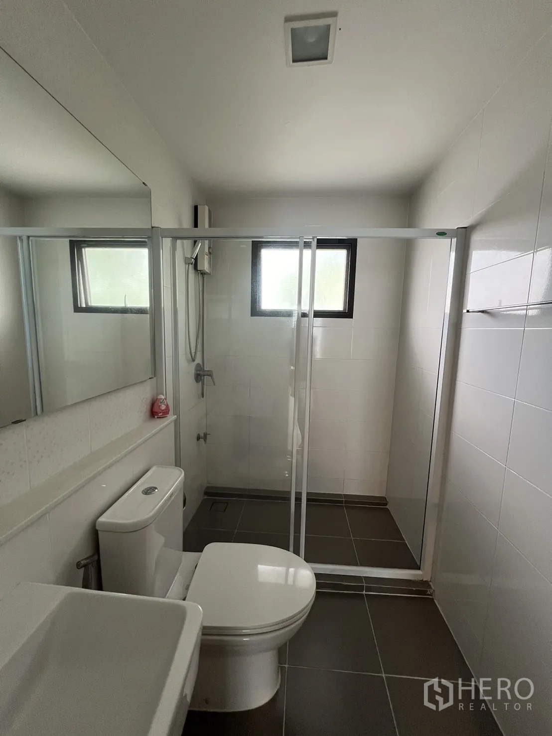 Detached House for rent in Bang Phli, Samut Prakan - Second bathroom with glass shower, toilet and large mirror.