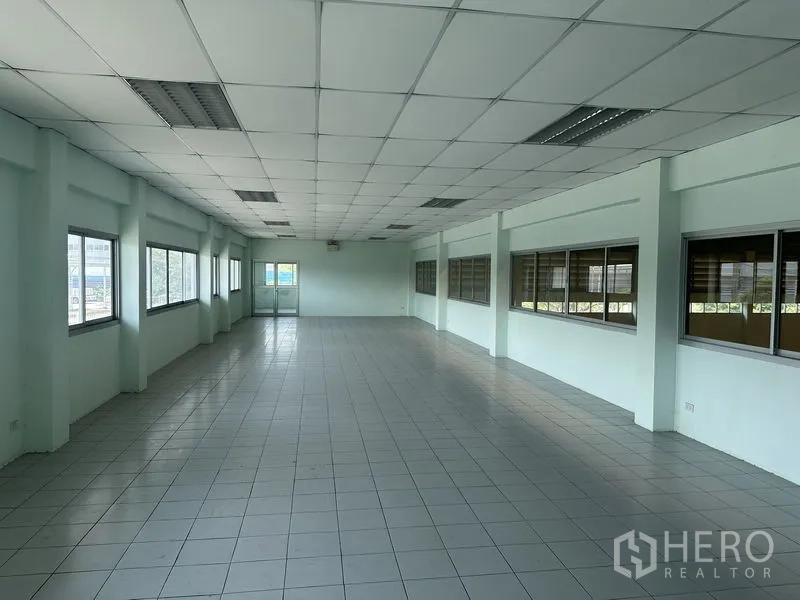 โรงงาน ให้เช่าในChon Buri - สำนักงานชั้นสองแบบเปิดโล่ง หน้าต่างยาวมองเห็นพื้นที่โรงงาน