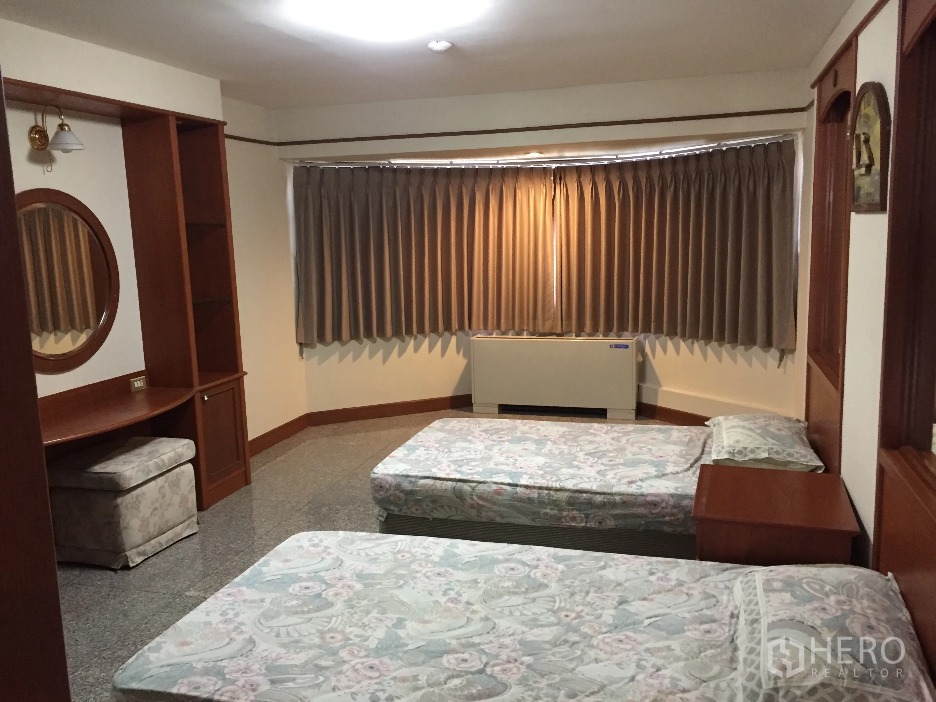 คอนโด ให้เช่าในWatthana, Bangkok - ห้องนอนเตียงเดี่ยวสองเตียง หน้าต่างบานโค้งพร้อมผ้าม่านทึบ โต๊ะทำงานและชั้นวางของบิวท์อิน