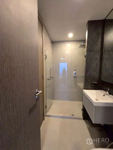 คอนโด ให้เช่าในPhaya Thai, Bangkok - มุมมองอีกด้านของห้องน้ำ แสดงฝักบัวแบบวอล์กอินและอ่างล้างหน้าเดี่ยว