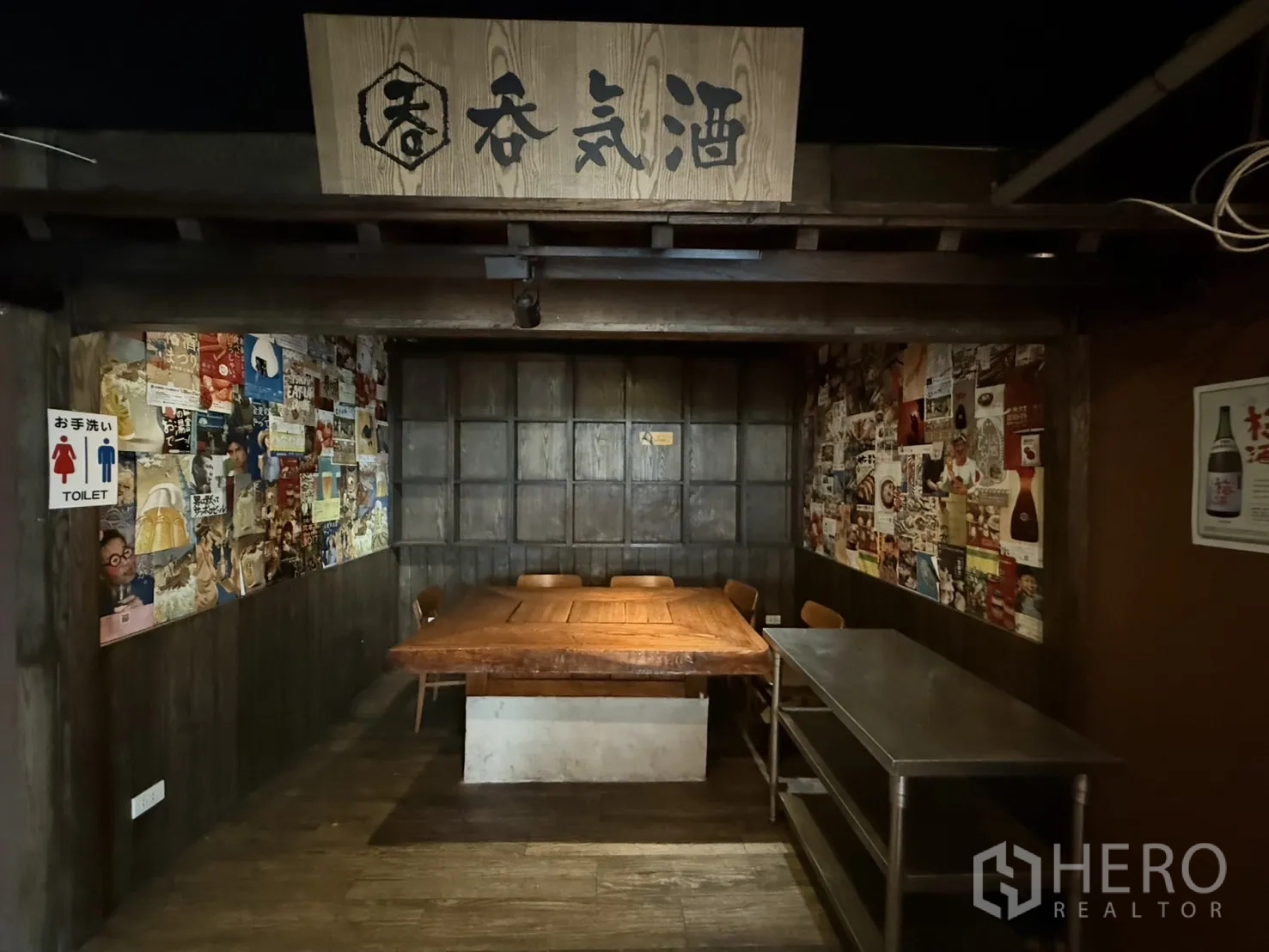 独立式住宅 出租在Watthana, Bangkok - 温馨包厢，大木桌与海报墙