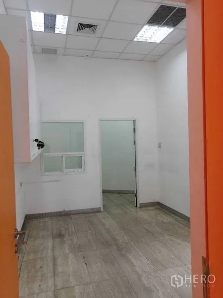 办公空间 出租在Pathum Wan, Bangkok - 小型后勤/储物间，白墙、矿棉板吊顶与瓷砖地面。