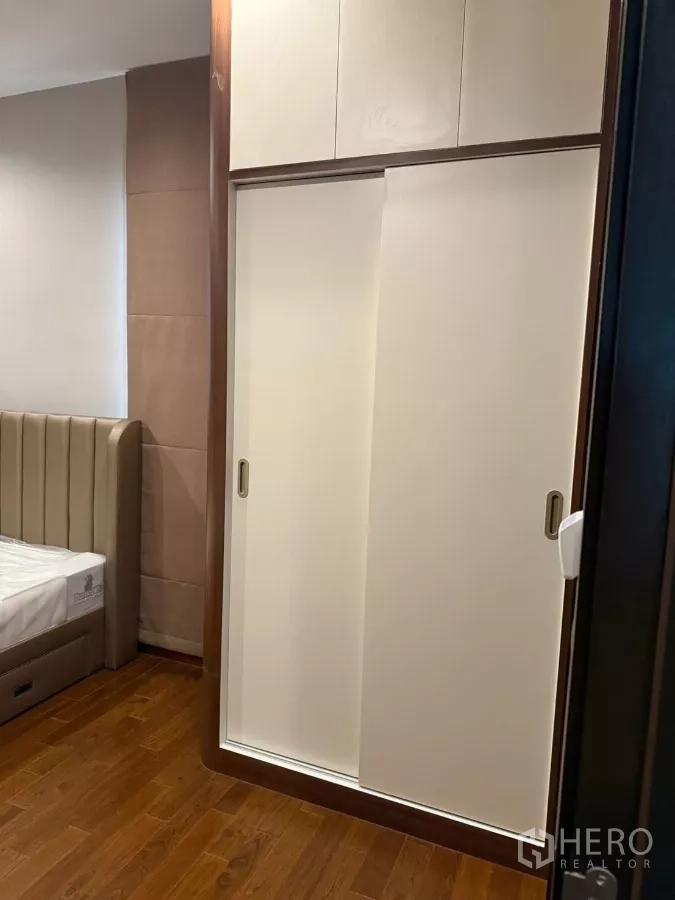 独立式住宅 出租在Bang Phli, Samut Prakan - 卧室内推拉门衣柜与上方吊柜