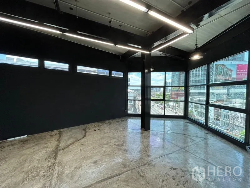 สำนักงาน ให้เช่าในChatuchak, Bangkok - มุมสำนักงานมีกระจกบานใหญ่รอบด้าน พื้นคอนกรีตขัดมัน และไฟเส้น มองวิวเมืองย่านจตุจักร