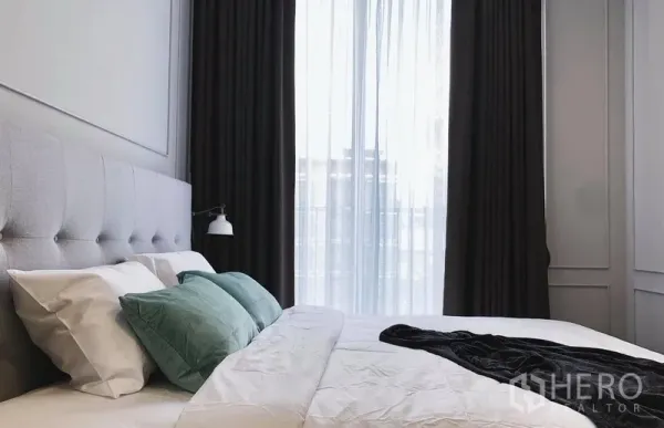 คอนโด ให้เช่าในWatthana, Bangkok - ห้องนอนสว่าง ชุดเครื่องนอนสีขาว หัวเตียงบุผ้า และผ้าม่านทึบสูงจรดเพดาน