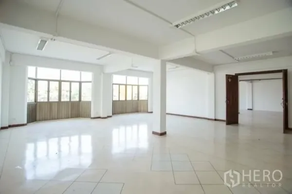 店屋 出租在Wang Thonglang, Bangkok - 转角大空间，双面采光，双开门连接到另一大厅。