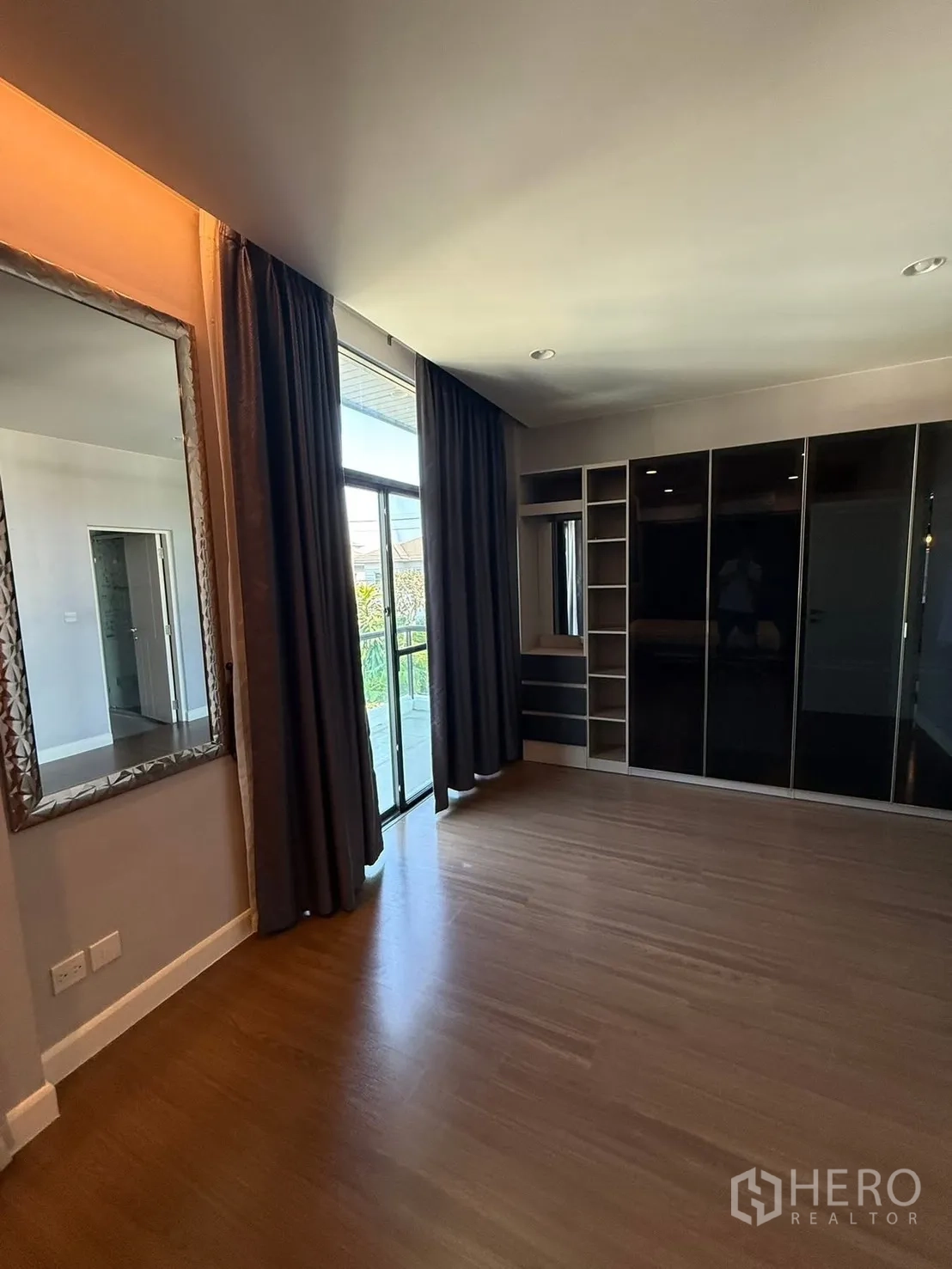 Detached House for rent in Prawet, Bangkok - Bedroom with built-in wardrobe and sliding door opening to the balcony.