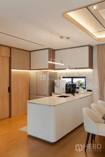 บ้าน ขายในLam Luk Ka, Pathum Thani - ครัวโมเดิร์นพร้อมไอส์แลนด์ ไฟเพดาน ตู้บิวท์อินและตู้เย็นสแตนเลส