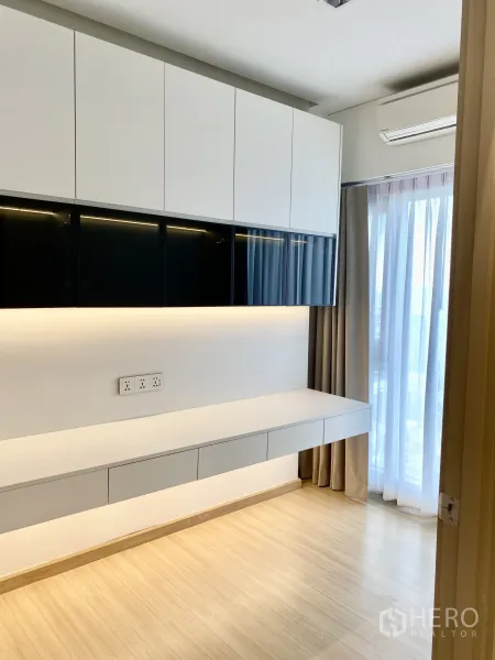 คอนโด ให้เช่าในPhra Khanong, Bangkok - ห้องทำงานแยกเป็นสัดส่วน โต๊ะบิวท์อินยาว พร้อมตู้แขวนและประตูระเบียง