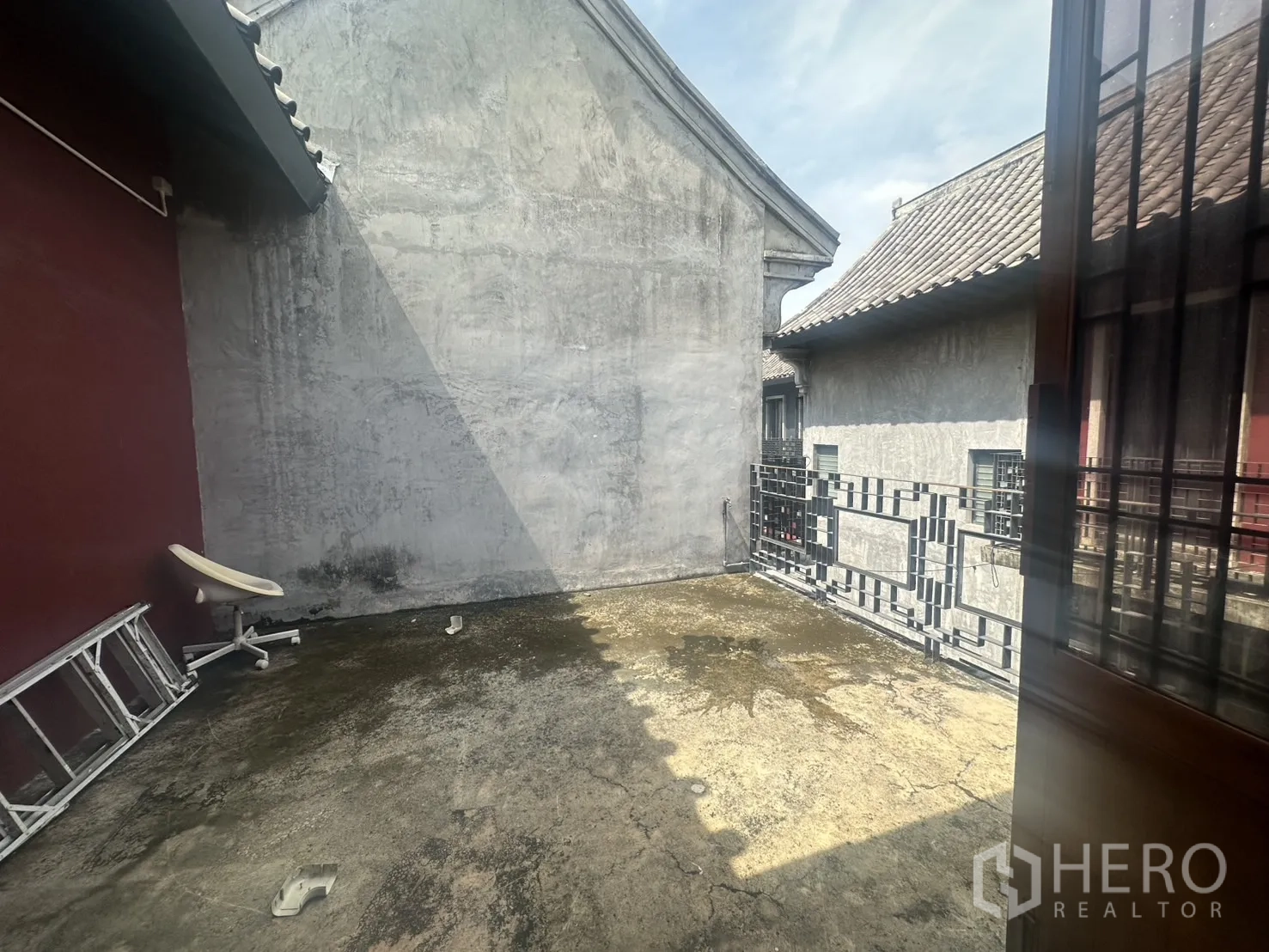 สำนักงานที่บ้าน ให้เช่าในPathum Wan, Bangkok - มุมมองอีกด้านของลานกลางแจ้ง เหมาะเป็นพื้นที่พักผ่อน