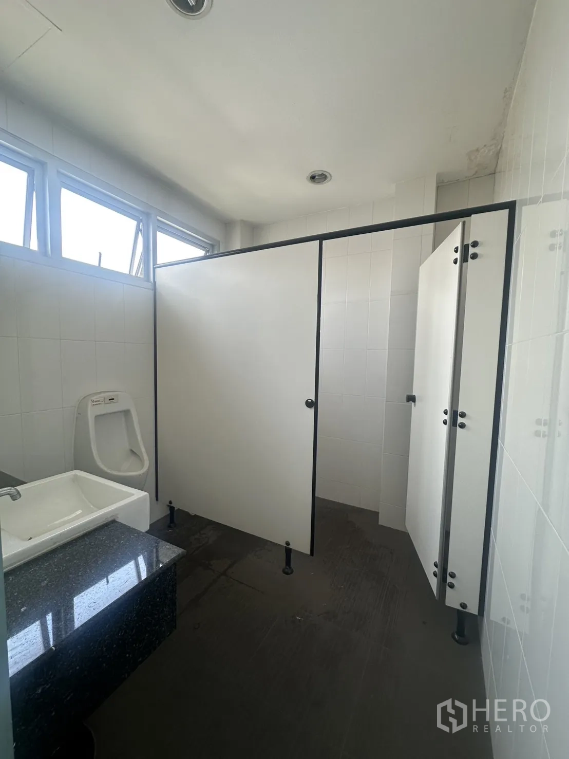 พื้นที่ขายปลีก ให้เช่าในWatthana, Bangkok - ห้องน้ำพร้อมฉากกั้น โถปัสสาวะ อ่างล้างมือ และผนังปูกระเบื้อง แยกชายหญิง