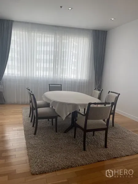 คอนโด ให้เช่าในKhlong Toei, Bangkok - พื้นที่รับประทานอาหาร โต๊ะกลม 6 ที่นั่ง ผ้าม่านนุ่ม และหน้าต่างบานใหญ่