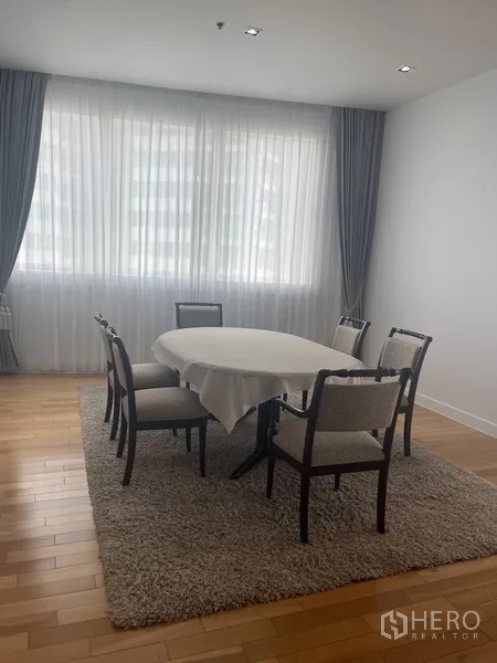คอนโด ให้เช่าในKhlong Toei, Bangkok - พื้นที่รับประทานอาหาร โต๊ะกลม 6 ที่นั่ง ผ้าม่านนุ่ม และหน้าต่างบานใหญ่