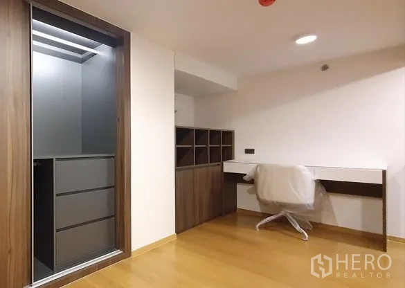 คอนโด ขายในWatthana, Bangkok - ชั้นลอยเป็นมุมทำงานพร้อมโต๊ะบิวท์อิน ชั้นเก็บของ และตู้เสื้อผ้า พื้นไม้