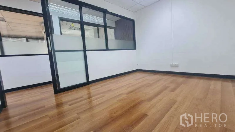 สำนักงาน ให้เช่าในKhlong Toei, Bangkok - ห้องส่วนตัวมุมอาคาร กั้นกระจก พื้นโทนไม้