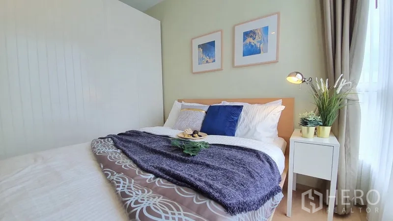 公寓 出租在Watthana, Bangkok - 温馨的次卧，双人床、床头柜与充足自然采光。